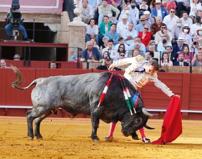 Antonio Ferrera torea al natural a uno de sus toros.