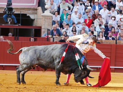 Antonio Ferrera torea al natural a uno de sus toros.