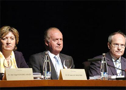 El rey Juan Carlos, entre la ministra de Educación, María Jesús Sansegundo, y el de Industria, José Montilla.