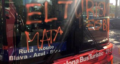 El autobús turístico asaltado en Barcelona.