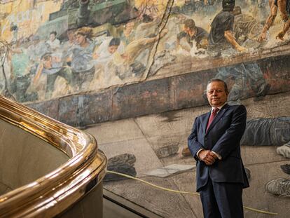 El presidente de la Suprema Corte de Justicia de la Nación, Arturo Zaldívar posa para una fotografía en las instalaciones de la SCJN en el centro de Ciudad de México.