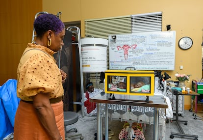 La exhibición pone el foco en las experiencias de las comunidades latinas y negras, quienes históricamente han sido desatendidas por el sistema de salud estadounidense. 