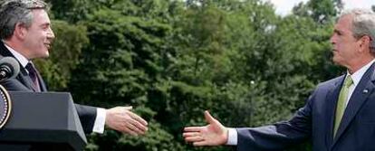 El primer ministro británico, Gordon Brown (izquierda), estrecha la mano del presidente estadounidense, George W. Bush, tras su conferencia de prensa ayer en Camp David.