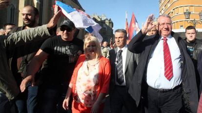 El l&iacute;der del Partido Radical de Serbia, Vojislav Seselj (derecha), saluda a sus seguidores en Novi Sad (Serbia).