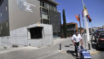 Un conserje transporta documentos del Ayuntamiento de Boadilla (Madrid) por la trama Gürtel.