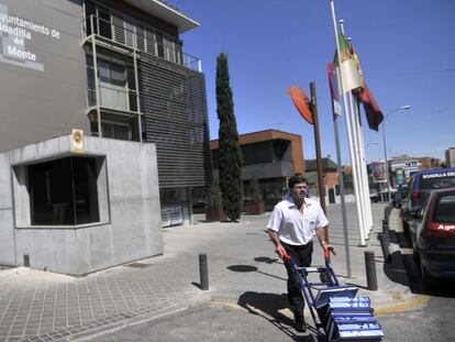 Un conserje transporta documentos del Ayuntamiento de Boadilla (Madrid) por la trama Gürtel.