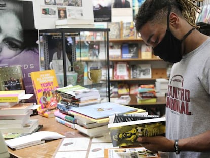 Isaiah Henry, en Marcus Books, una librería independiente centrada en afrodescendencia y textos de autoría negra y africana.