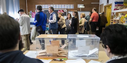 Un grupo de votantes hace cola en el colegio público Padre Coloma , en el este de Madrid, el 26 de mayo de 2019, durante las últimas autonómicas madrileñas.