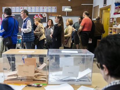 Un grupo de votantes hace cola en el colegio público Padre Coloma , en el este de Madrid, el 26 de mayo de 2019, durante las últimas autonómicas madrileñas.