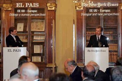 Juan Luis Cebrián (a la izquierda) y Arthur O. Sulzberger, ayer en la Biblioteca Nacional.