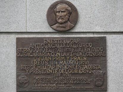 Placa dedicada a Juan Prim y Prats en el cruce de Alcal&aacute; con Marqu&eacute;s de Cubas, sobre el muro exterior del Banco de Espa&ntilde;a. 