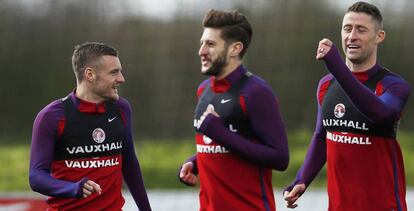 Vardy, Lallana y Cahill, en la sesi&oacute;n de ayer de Inglaterra.