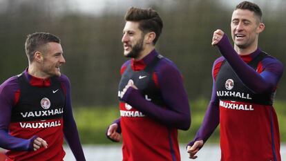 Vardy, Lallana e Cahill, durante treinamentos pela seleção inglesa.