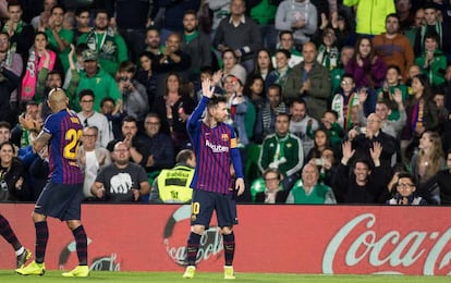 Messi recibe una ovación en el campo del Real Betis tras notar un gol la temporada 2018/2019.