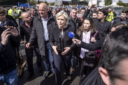 Mientras el vencedor de la primera vuelta de los comicios franceses aprovechaba para hacer campaña en un territorio golpeado por el desempleo y que ha apoyado masivamente a la candidata populista, esta, efectivamente, se presenta a las puertas de la fábrica.