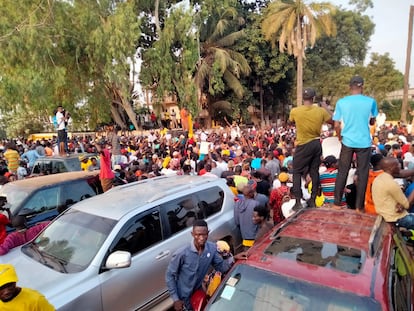 Protesta contra el resultado electoral en Gambia, este domingo en Banjul.