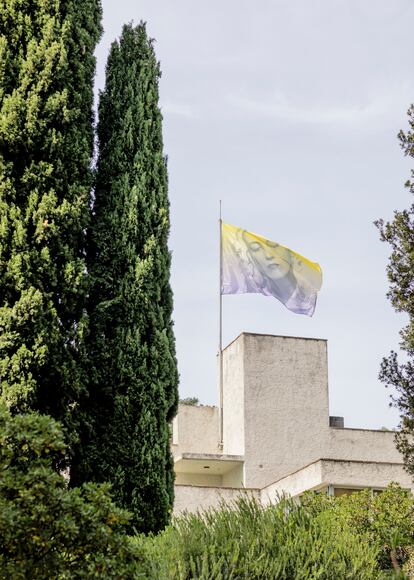 La fotografía de Marie-Laure por el artista Man Ray de 1936 ondea en una bandera sobre la casa.