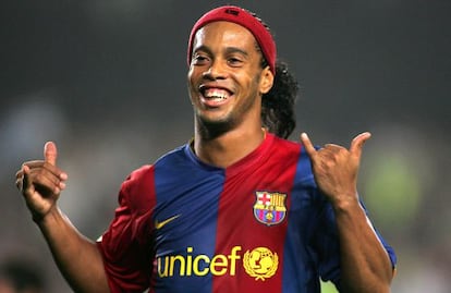 Ronaldinho festeja un gol en 2006.