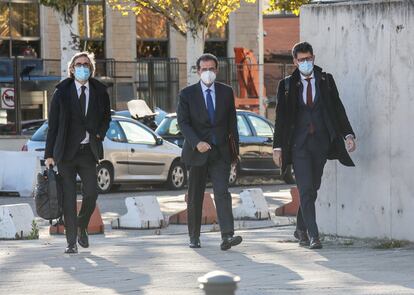 En el centro, el constructor José Luis Ulibarri, a su llegada este martes a la Audiencia Nacional. 