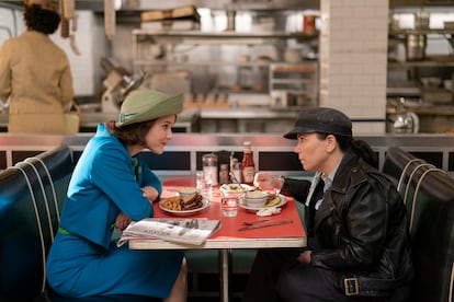 Rachel Brosnahan y Alex Borstein, en la cuarta temporada de 'La maravillosa señora Maisel'.