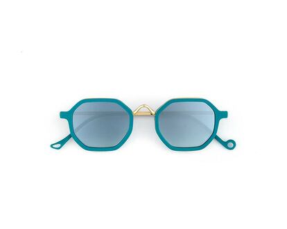 ¿Eres de las que marca la diferencia con pequeños detalles de estilo? Apuesta entonces por unas gafas originales como estas de montura hexagonal en color dorado y azul turquesa de Eyepetizer.

185€