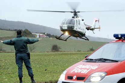 Equipos de rescate de diversos cuerpos preparan a los heridos del accidente ocurrido en la sierra de Tajonar.