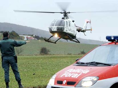 Equipos de rescate de diversos cuerpos preparan a los heridos del accidente ocurrido en la sierra de Tajonar.