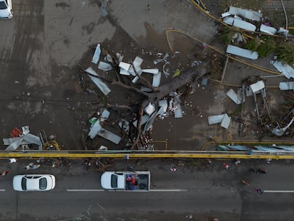 Basura y escombros tras el paso del huracán Otis por Acapulco, en octubre de 2023.