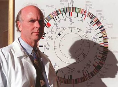 Craig Venter posa ante el mapa genético de una bacteria de la gripe.