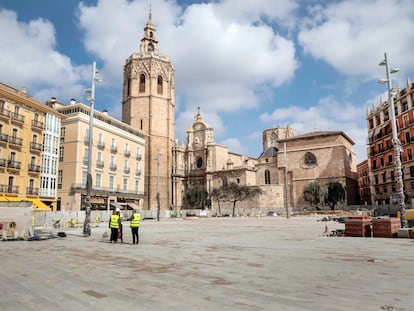 Una panorámica de la plaza de la Reina de Valencia durante las obras de peatonalización y repavimentación que comenzaron en abril de 2021 y deben estar listas el próximo julio.

FOTO: Ana Escobar EL PAÍS
