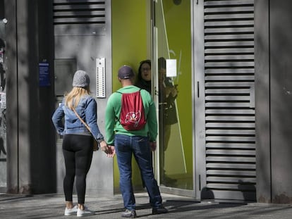 Bloque de pisos turísticos en la calle Consell de Cent de Barcelona.