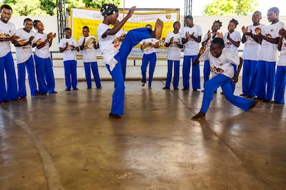 Un espacio para generar confianza es la clase de capoeira. Aquí saltan, cantan y dan volteretas en pareja.