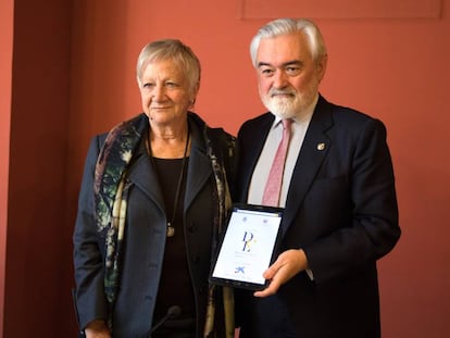 Dario Villanueva presenta a los medios las enmiendas y adicciones a la edicíón digital del Diccionario de la lengua española acompañado de filóloga y lexicógrafa española Paz Battaner. 