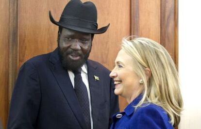 El presidente de Sudán del Sur, Salva Kiir, recibe a la secretaria de Estado estadounidense, Hillary Clinton, en la capital sursudanesa, Juba.