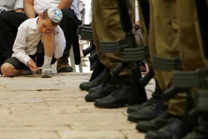 Soldados israelíes, junto a un niño, durante una ceremonia militar en el Monte de los Olivos, al este de Jerusalén,
en abril de 2009.