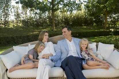 Con motivo del 40ª cumpleaños de doña Letizia, don Felipe, la princesa Leonor y la infanta Sofía posaron junto a la ahora Reina para la cámara de Cristina García Rodero en los jardines del Palacio de la Zarzuela (Madrid) el 15 de septiembre de 2012.
