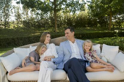 Con motivo del 40ª cumpleaños de doña Letizia, don Felipe, la princesa Leonor y la infanta Sofía posaron junto a la ahora Reina para la cámara de Cristina García Rodero en los jardines del Palacio de la Zarzuela (Madrid) el 15 de septiembre de 2012. 