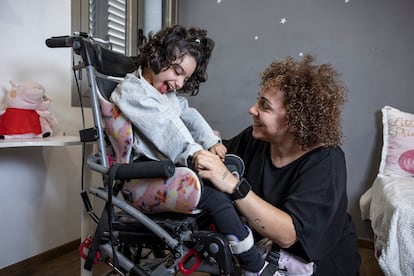 Chloe ríe con su madre, Susana Espada, en la casa de la familia en Minglanilla, en la provincia de Cuenca.