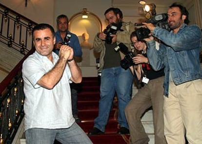 El ganador de la Concha de Oro, el director kurdo Bahman Ghobadi, celebra la noticia ayer en San Sebastián.