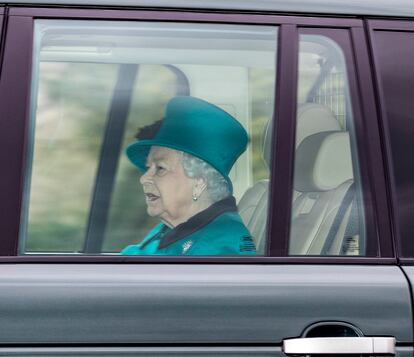 Isabel II, a su llegada a la misa dominical celebrada en Windsor el 15 de marzo de 2020.