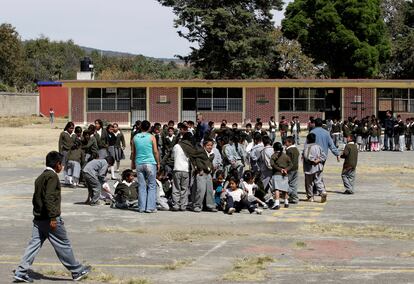 Los alumnos de una escuela en Xalitzintla, a 12 kilómetros del cráter del Popocatépetl, se reunen en el patio durante un simulacro de evacuación, el pasado 1 de febrero.
