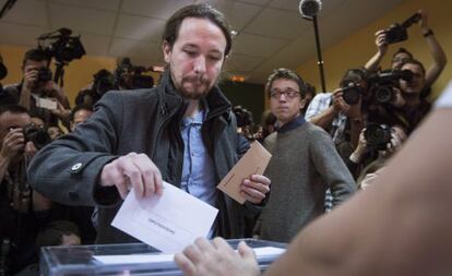 Pablo Iglesias, aquest matí, votant a l'IES Tirso de Molina.