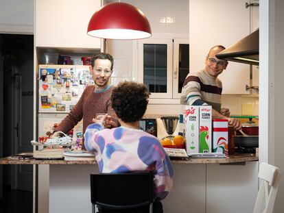 Fran y Luca con su niña en acogida permanente, preparan la cena en casa.