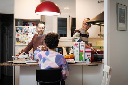 Fran y Luca con su niña en acogida permanente, preparan la cena en casa.