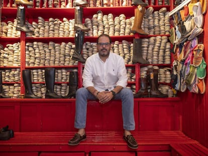 Alejandro Blazquez Valero, en su zapateria y alpargateria Lobo. 