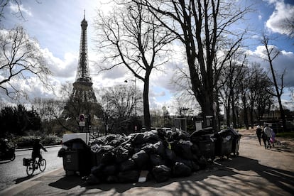 Ciudadanos y turistas se han encontrado con que la basura abunda inlcuso en las zonas más emblemáticas. En la imagen, peatones y ciclistas esquivan una montaña de basura en los alrededores de la Torre Eiffel, este miércoles.