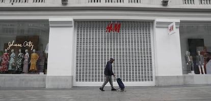 Tienda de H&M de la Gran Vía de Madrid cerrada por la crisis del coronavirus.