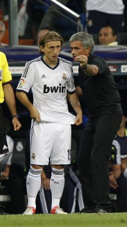 Mourinho da instrucciones a Luka Modric.