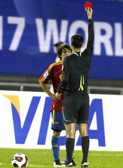 Instante en el que el colegiado brasileño Salvio Fagundes muestra la tarjeta roja a Bojan