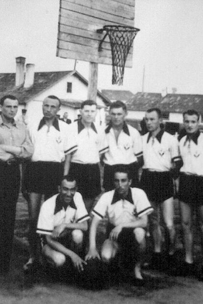Equipo de jugadores lituanos prisioneros de la Unión Soviética en los cincuenta.
